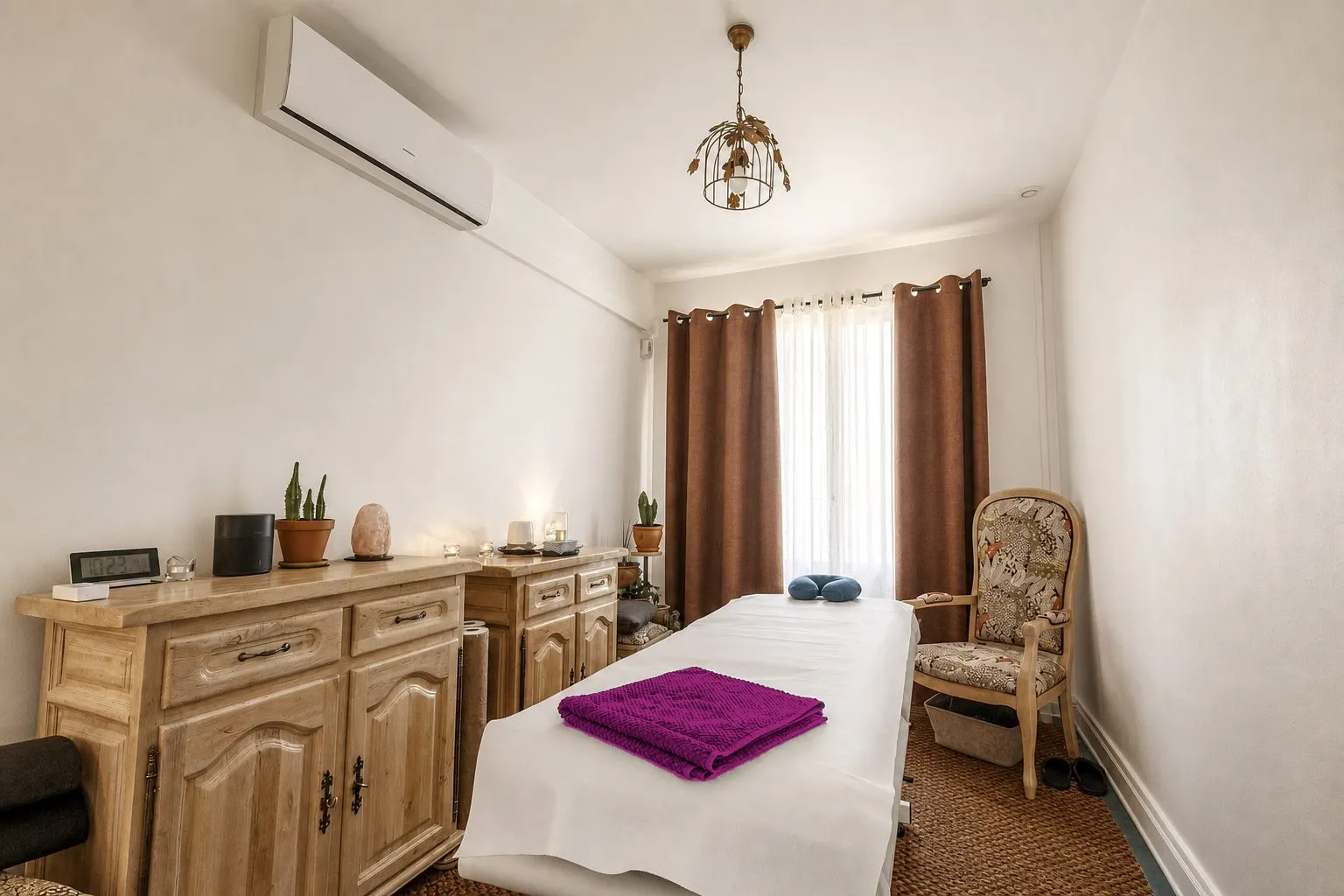 Cabine de massage lumineuse du Cabinet Tammaia à Villeurbanne, table préparée et commode en bois