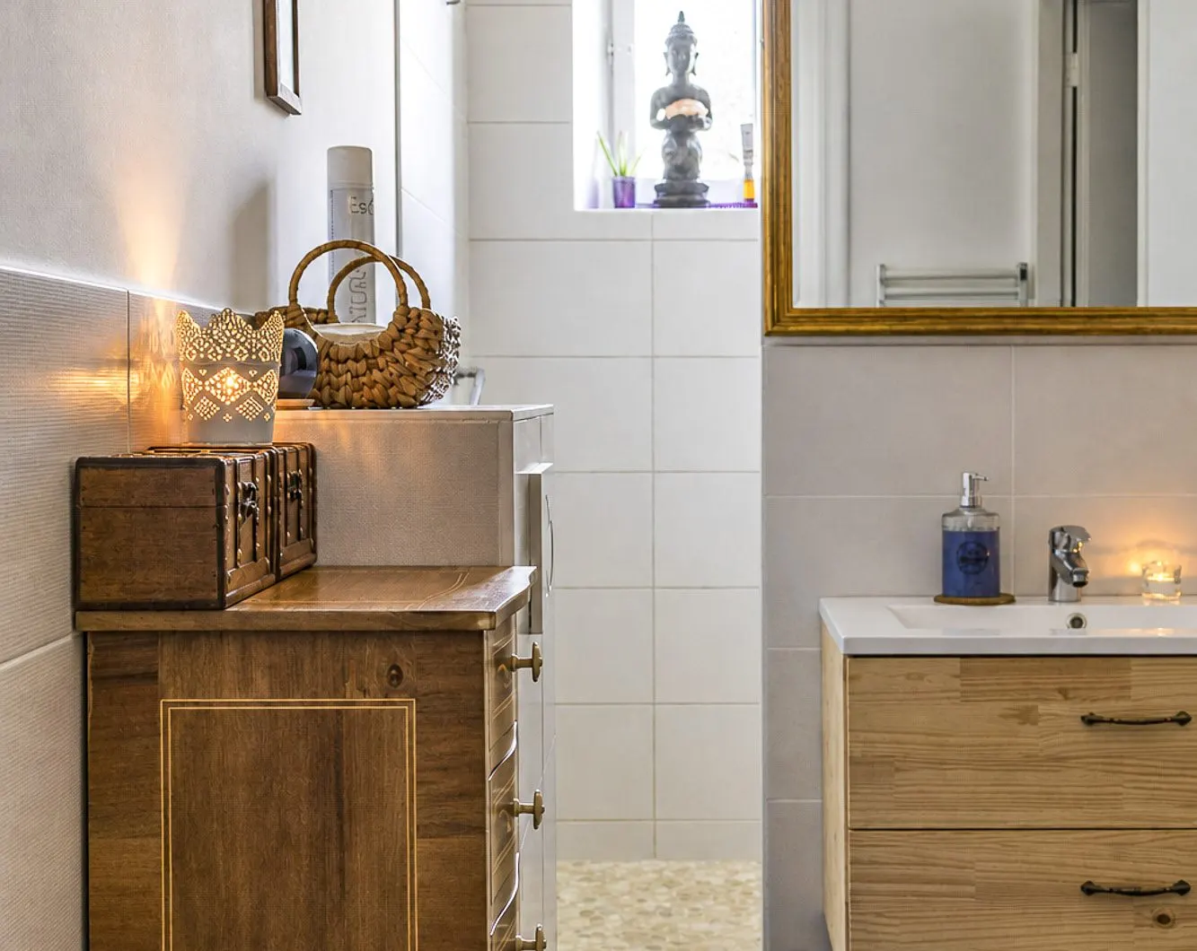 Shower room at Cabinet Tammaia in Villeurbanne, near Lyon, with a walk-in shower and candles before the massage