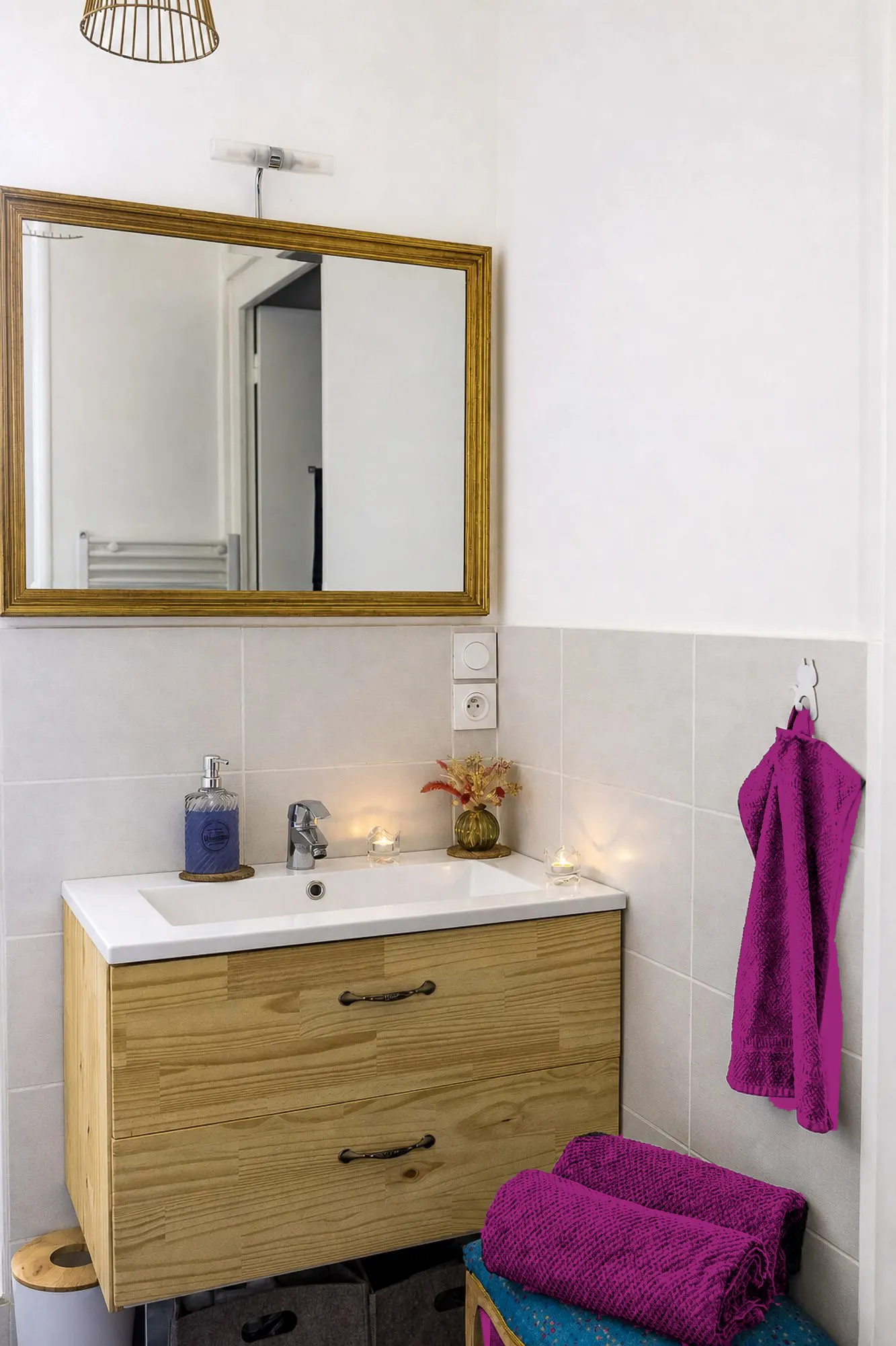 Bathroom at Cabinet Tammaia with towels provided, next to the massage room