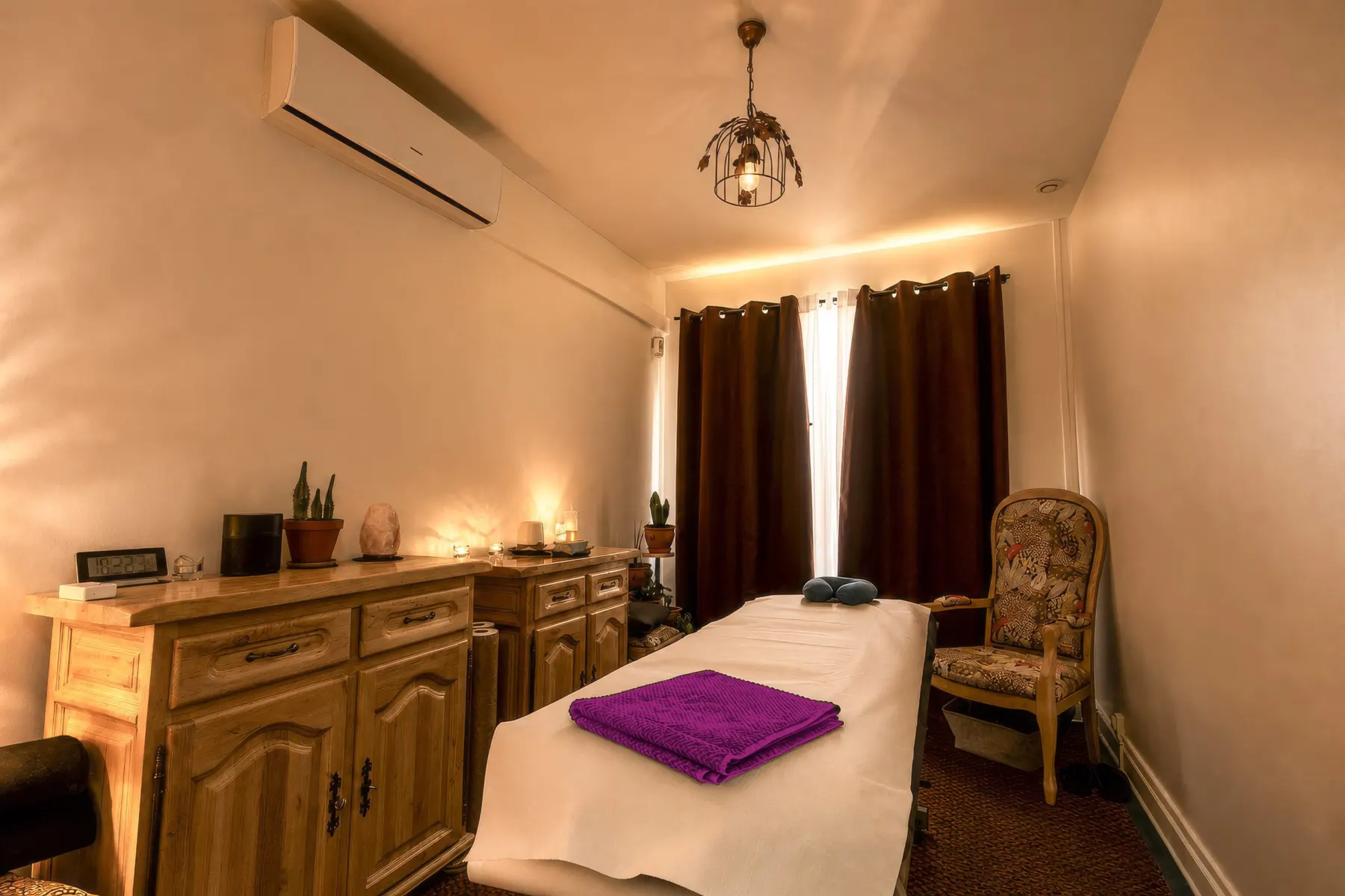 Warm and cosy massage room at Cabinet Tammaia in Villeurbanne, near Lyon, with the table prepared and soft lighting for your massage